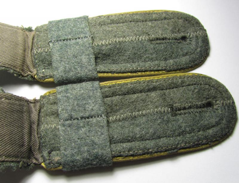 Attractive - and/or matching! - pair of mid-war-period, so-called: 'M43'-pattern, WH (Heeres) NCO-type shoulderstraps that comes with its attached 'Überschube'-pair as was intended for an: 'Unteroffizier des Heeres-Nachrichten-Abteilungs 644'