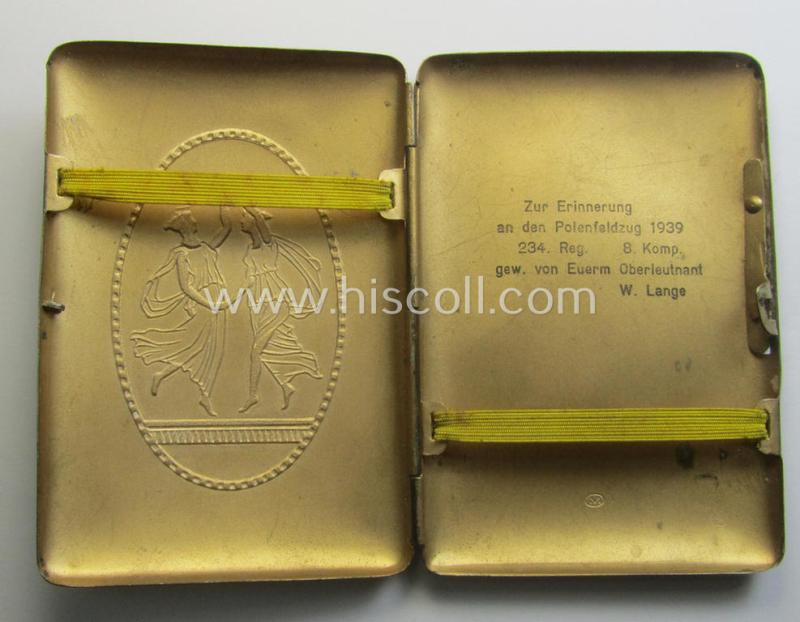 Commemorative, silver-toned 'souvenir'-cigarette-etui' (ie. 'Erinnerungs-Etui') showing an illustration of two dancing ladies and engraved text: 'Zur Erinnerung an den Polenfeldzug 1939 - 234. Reg. - 8.Komp. - gew. von Euerm Oberleutnant W. Lan...