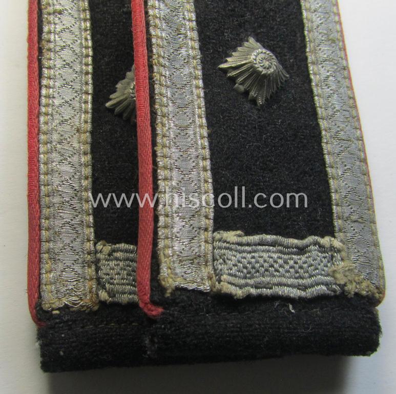 Superb - and fully matching! - pair of WH (Heeres) 'Panzer' NCO-type shoulderstraps (as was specifically used on the black-coloured 'wrap-around'-tunics) as was intended for usage by a: 'Feldwebel eines Panzer-Regiments o. Abts.'