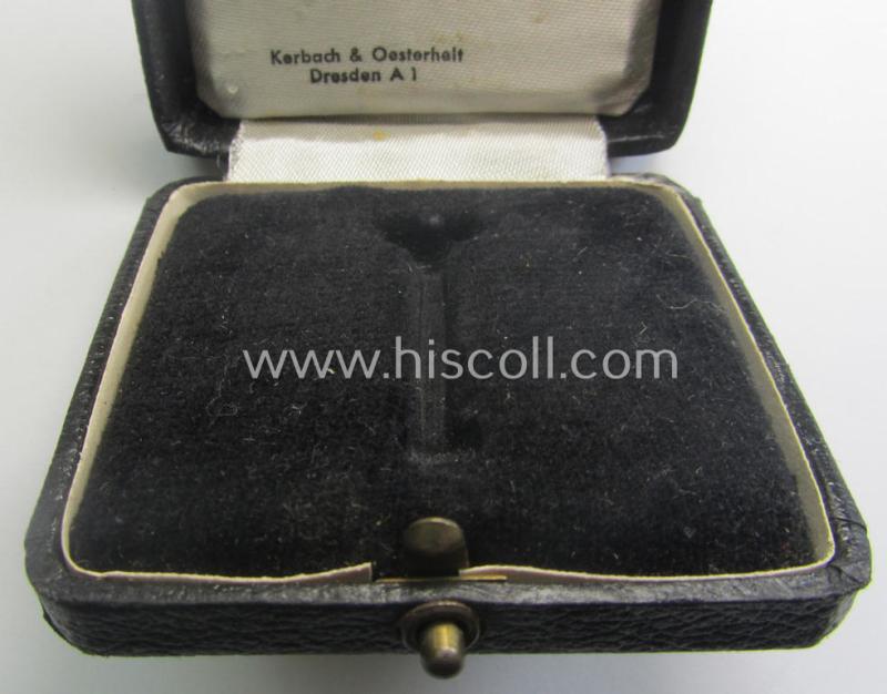 'Luxuriously'-styled - albeit empty! - etui being a maker- (ie. 'Kerbach & Oesterhelt'-) marked example as was specifically intended to store a: 'KvK 1. Kl. mit Schwertern'