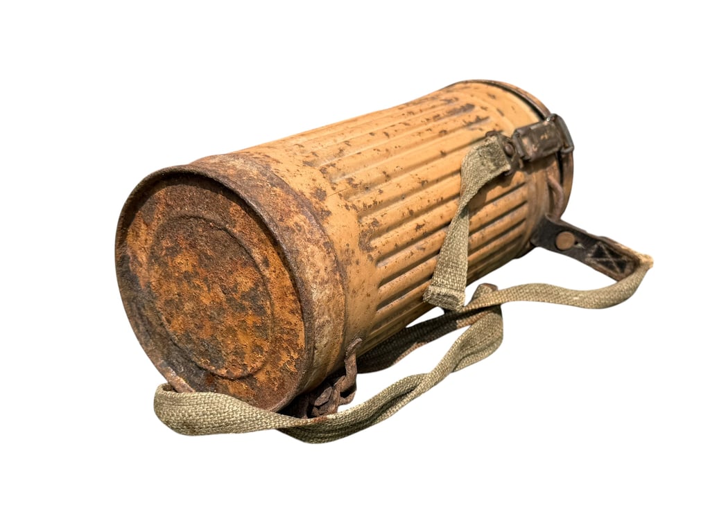 Sud Front Gasmasker and Canister