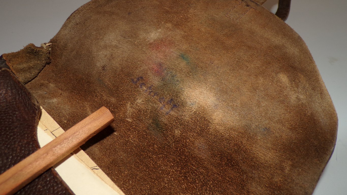 Kartentasche with content