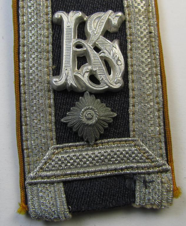 Attractive - albeit regrettably single but nevertheless scarcely seen! - WH (Luftwaffe), 'cyphered', NCO-type shoulderstrap as was intended for a: 'Feldwebel der Flg. o. Fallschirmtruppen u. Mitglied einer Kriegsschule'