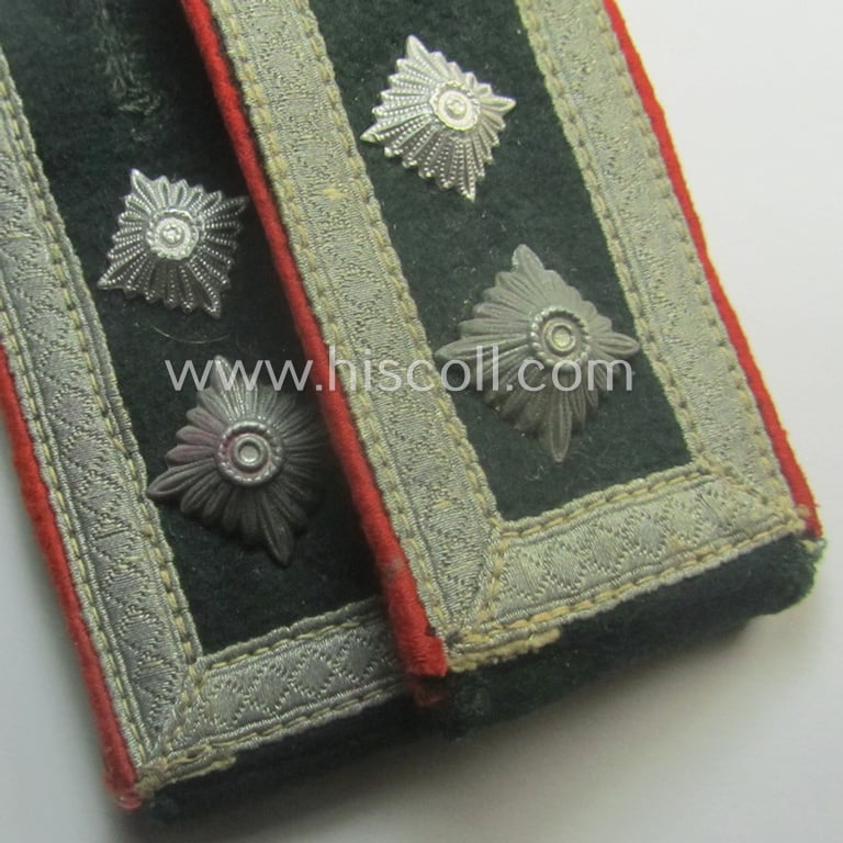 Pair of WH (Heeres) early-war-period- (ie. 'M40'-pattern and typical 'tailor-made') NCO-type shoulderstraps as intended for usage by an: 'Oberwachtmeister eines (Sturm)Art.-Abts. o. Rgts.'