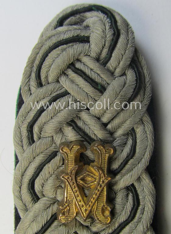 Neat - albeit regrettably single! - army-administration-related, neatly 'cyphered' officers-pattern shoulderboard (ie. 'Schulterstück des Heeresverwaltung') being a board that was intended for usage by a: 'Major des höheren Dienstes'