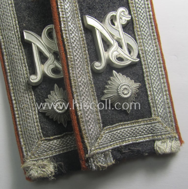 Fully matching - and neatly 'cyphered'! - pair of WH (Luftwaffe) NCO-type shoulderstraps as piped in the light-brown-coloured branchcolour, as was intended for a: 'Feldwebel der Nachrichten-Truppen u. Mitglied einer Nachrichtenschule'