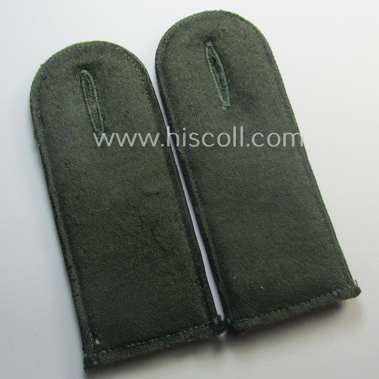 Attractive - and fully matching! - pair of early-period- (ie. 'Reichswehr'-era), WH (Heeres) 'cyphered', EM-type shoulderstraps, as executed in smooth-type wool as was intended for a: 'Soldat des Pionier-Btlns. 6'