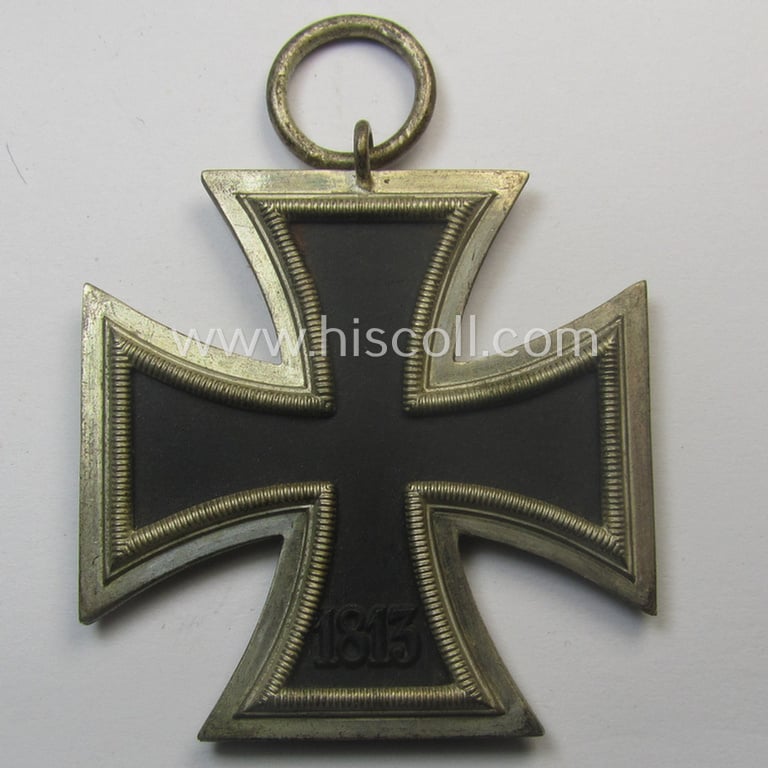 'EK II. Klasse' being a maker- (ie. '93'-) marked example that comes together with its original- and never-mounted ribbon (ie. 'Bandabschnitt') as was produced by the maker (ie. 'Hersteller'): 'Richard Simm & Söhne'