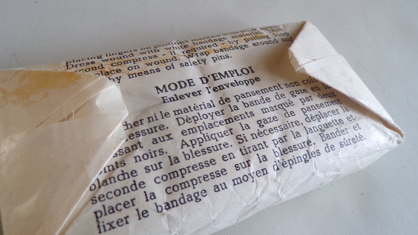 Field Dressing - Red Cross / POW Issue (Trilingual)
