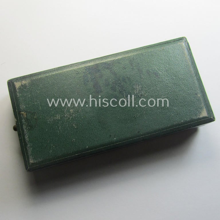 Golden-class 'Pol.-Dienstauszeichnung 1. Stufe' (or: police loyal-service medal first-class) that comes stored in its period, green-coloured (and luxuriously styled!) etui and that comes with its accompanying (shortened) ribbon (ie. 'Bandabschnitt')