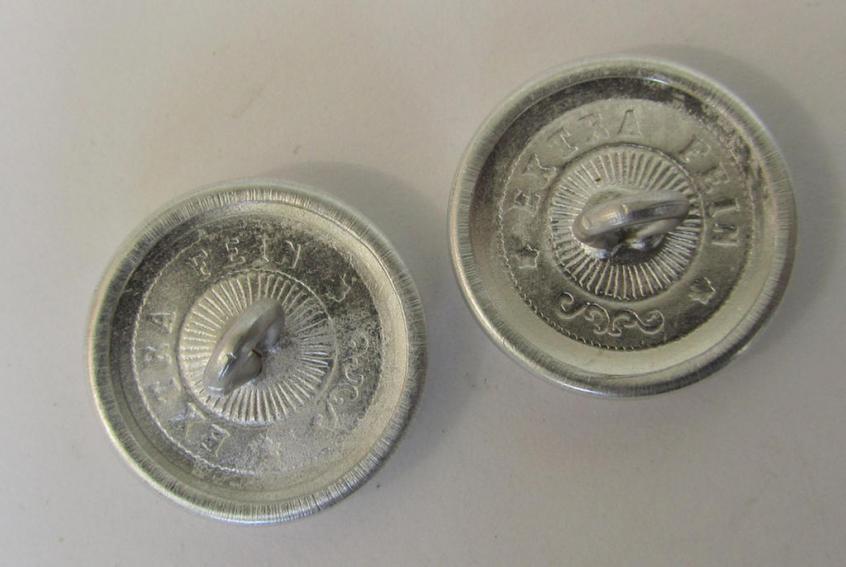 Neat - and/or fully matching! - pair of the desirable, aluminium-based- and/or: 'pebbled'-styled, so-called WH (Heeres-/Luftwaffe) regimental- ie. company shoulderstrap-buttons numbered: '1', all identically marked: 'Extra Fein' on their backs