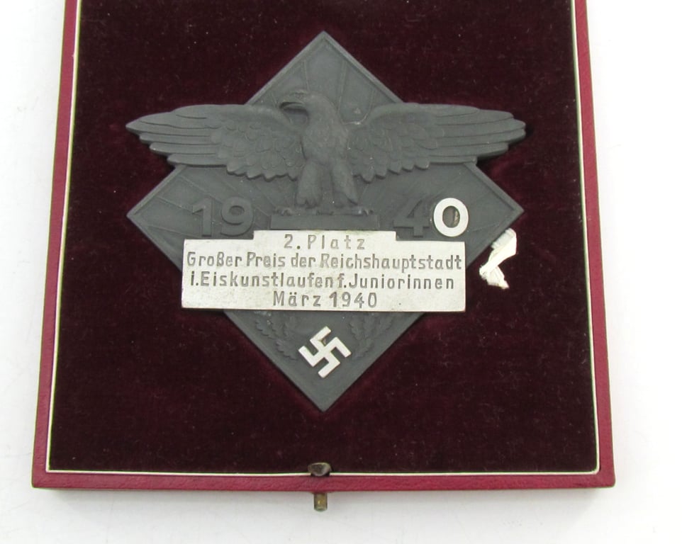 Plaque "Grosser Prize der Reichshauptstadt im Eiskunstlaufen für Juniorinnen, March 1940"in case