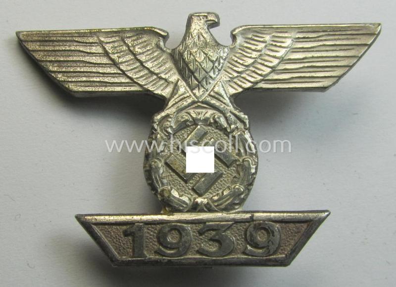 Superb, 'Wiederholungsspange zum EK I. Klasse' being a non-maker-marked example as executed in (tarnished) silver-toned 'Buntmetall' as was produced by the: 'Otto Schickle'-company and that comes in a wonderful- and untouched, condition