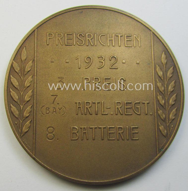 Commemorative, TR-period (ie. 'Deutsche Wehrmacht'-related) plaque (ie. 'Erinnerungs- o. nichttragbare Plakette') depicting an artillery-gunner and text: 'Preisrichten 1932 - 3. Preis - 7. (Bay.) Artl.-Regt. - 8. Batterie'