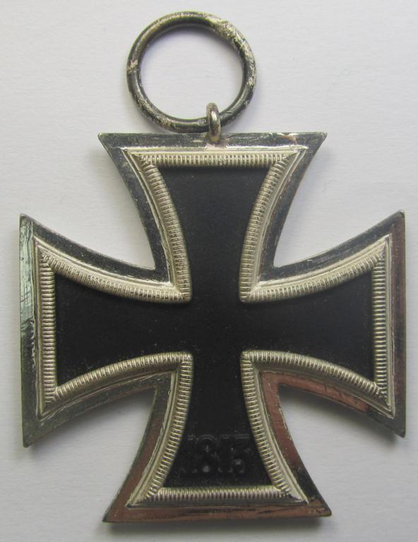 Attractive, 'Eisernes Kreuz 2. Kl.' (ie. Iron Cross 2nd Class) being a maker- (ie. '13'-) marked example that comes stored in its period 'Zellstoff'-based pouch as was produced by the: 'Gustav Brehmer'-company