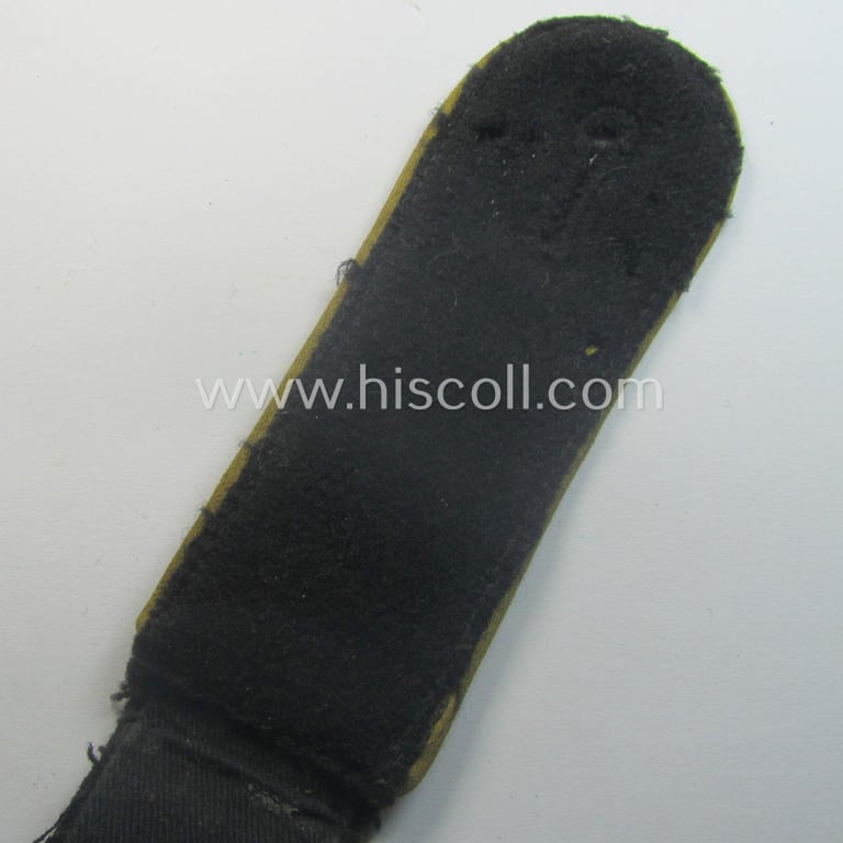 Single WH (Heeres) EM-type shoulderstrap (as was specifically intended to be used on the black-coloured, 'wrap-around'-styled Panzer-tunics) as was intended for a: 'Soldat einer Kav.- o. Aufkl.-Schützen-Rgts.'