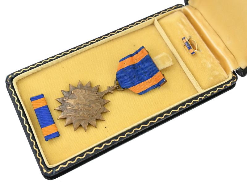 US WW2 Air Medal in Case