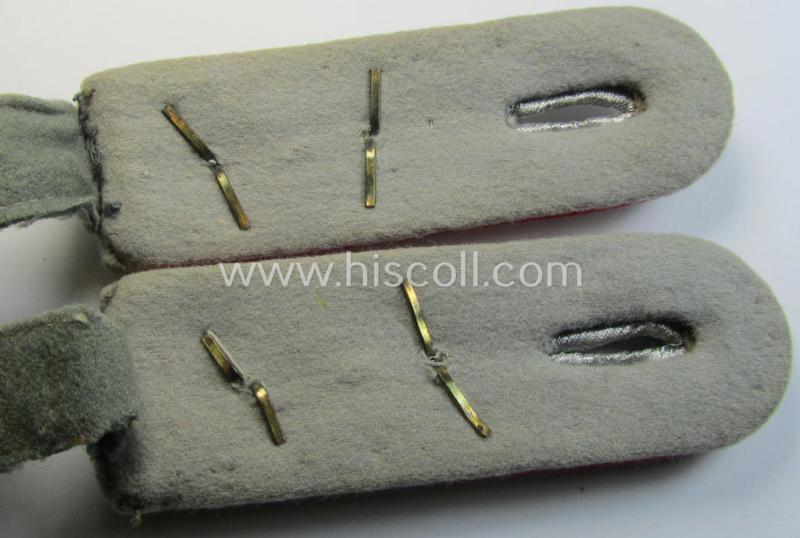 Attractive pair of WH (Heeres) officers'-type shoulderboards as (dual)piped in the bright-red- (ie. 'hochroter'-) coloured branchcolour as was specifically intended for usage by a: 'Hauptmann der Res. eines (Sturm)Art.-Rgts. o. Abts.'