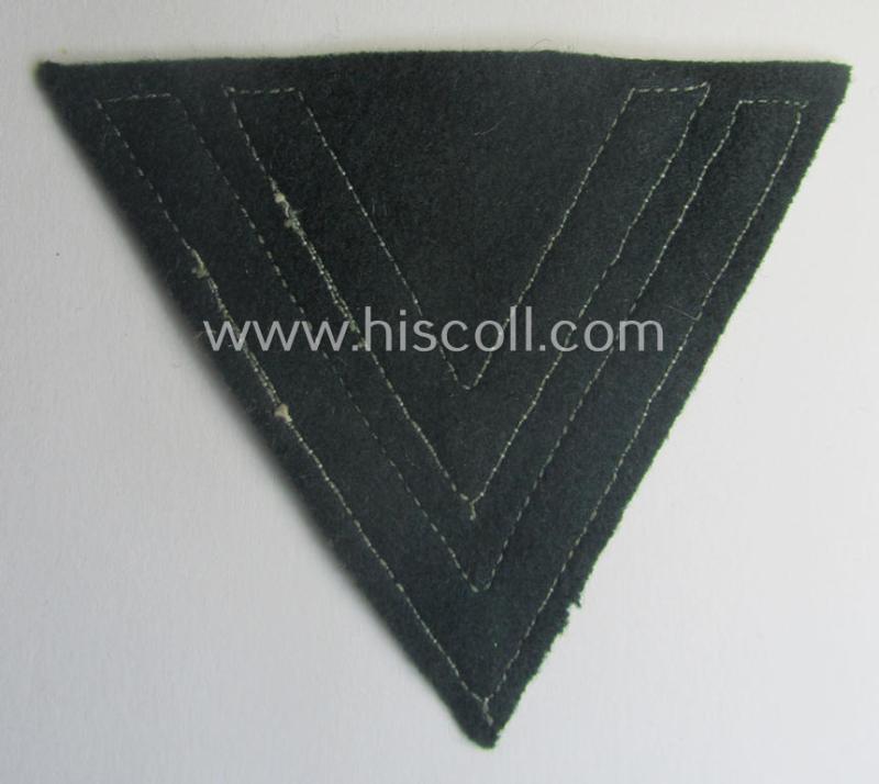 WH (Heeres) 'Armwinkel' (or: arm-chevron) as executed on typical darker-green-coloured wool as was specifically intended for usage by a soldier with the rank of: 'Obergefreiter'