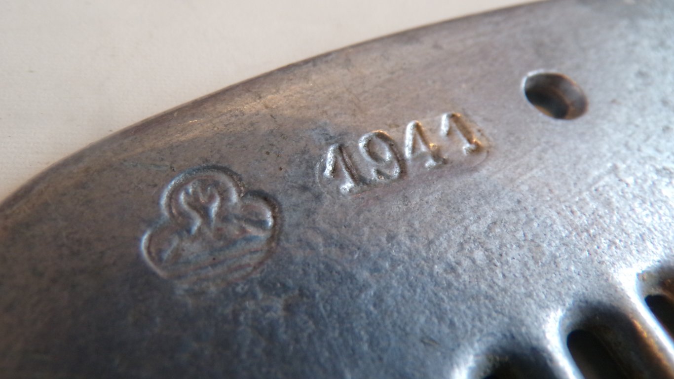 1941 Aluminum Horse Curry Comb / Striegel