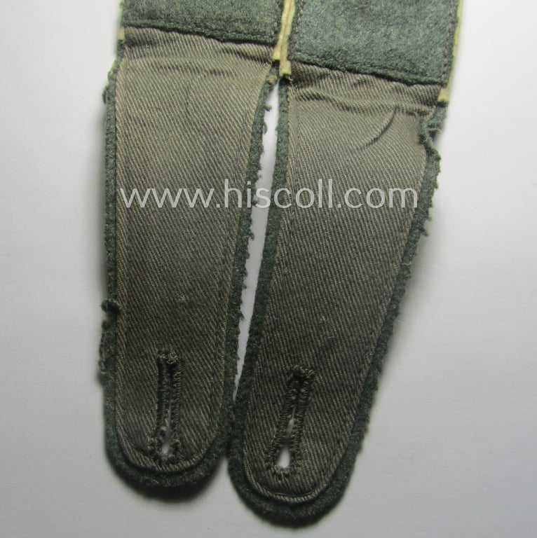 Pair of WH (Heeres), early- (ie. mid-) war-period- (ie. 'M41- o. M43'-) pattern EM-type shoulderstraps as piped in the white-coloured branchcolour as was intended for a: 'Soldat eines Infanterie-Rgts.'