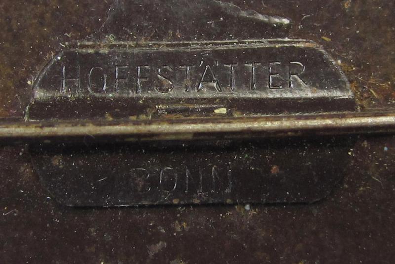 Attractive, so-called: 'KdF'- ('DAF-/Kraft durch Freude'-) related day-badge (ie. 'tinnie') as was issued to commemorate the Mediterranean-trips and depicting a scene in Venice and text: 'Mittelmeerreisen - KdF - 1938-1939'