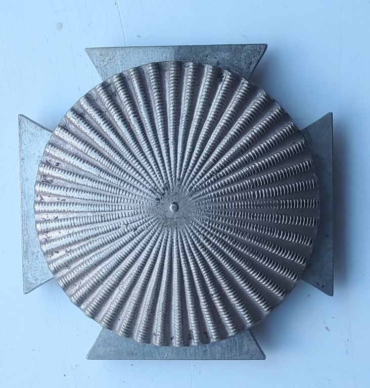 WWII EK1 (Iron Cross 1st class) Deumer Early Unmarked Screw Back Clamshell Type