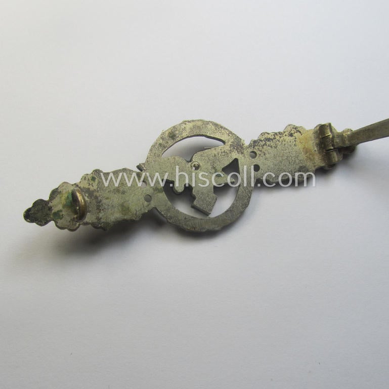 Tombak- (ie. 'Buntmetall'-) based- and/or (typical) non-maker-marked example of a WH (Luftwaffe) 'Frontflugspange für Transport- u. Luftlandeflieger in Silber' as presumably produced by the: 'C.E. Juncker'-company