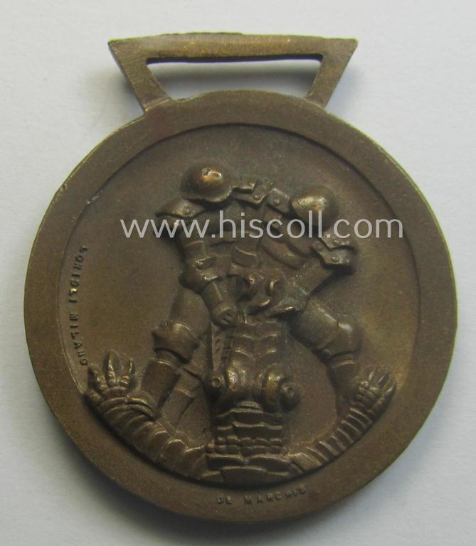 Golden-bronze-coloured (and 'Buntmetall'-based!) example of a: 'Deutsch-Italienische Feldzugsmedaille' (or: German-Italian campaign-medal) that came together with its (full length- and 'virtually mint- ie. unissued') piece of original ribbon