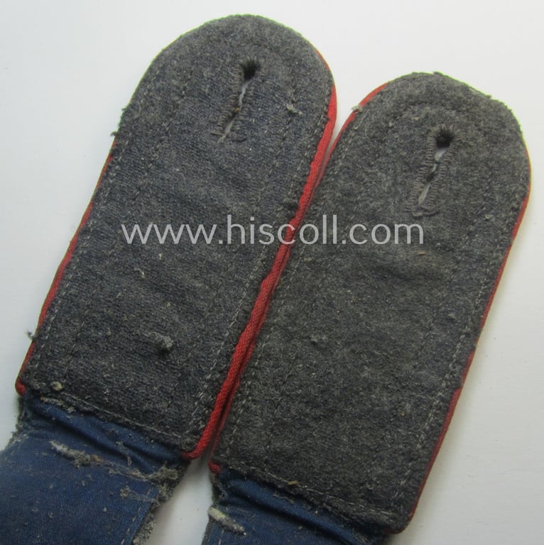 Pair of WH (Luftwaffe) NCO-type shoulderstraps as piped in the bright-red branchcolour as was intended for an: 'Uffz. o. Unterwachtmeister der Flak-Art.-Trpn.'