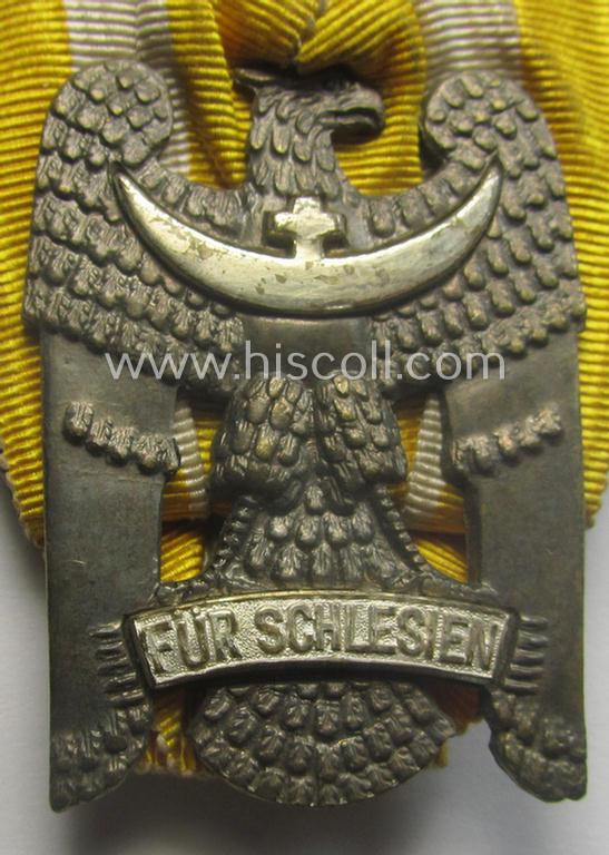 'Einzelspange' showing a: 'Schlesisches Bewährungsabzeichen der II. Kl.' (or: 'Schlesischer Adler 2. Stufe') being a just moderately used example that comes mounted onto its full-length ribbon (ie. 'Bandabschnitt') as found