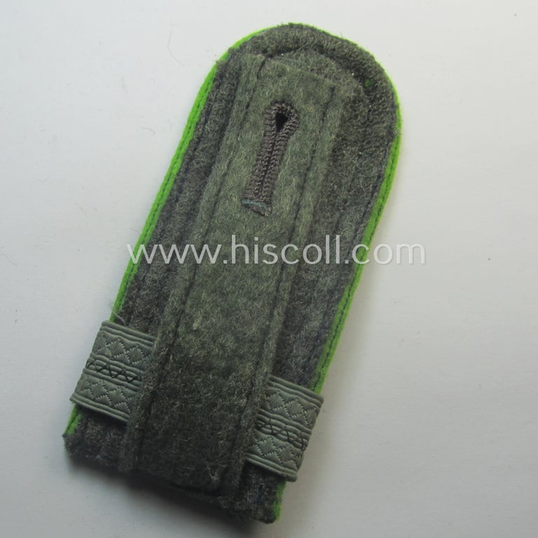 Single, WH (Heeres) I deem mid-war period- (ie. 'M43'-pattern-) NCO-type shoulderstrap as was intended for usage by an: 'Unteroffizier u. Offiziersanwärter der Panzer-Grenadier-Trpn.'