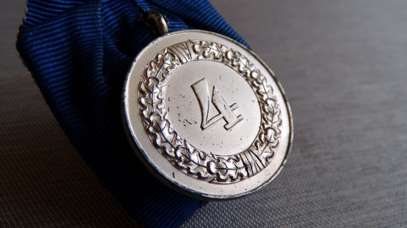 Wehrmacht 4 Years Service Medal with Luftwaffe Droop Tail Eagle