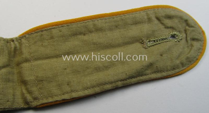 Single, WH (Luftwaffe) tropical-issued, EM-type-shoulderstrap as executed in beige-coloured linnen (as was specifically intended for usage on the tropical-shirts ie. tunics) as was intended for a: 'Soldat der Flieger- o. Fallschirmjäger-Truppen'