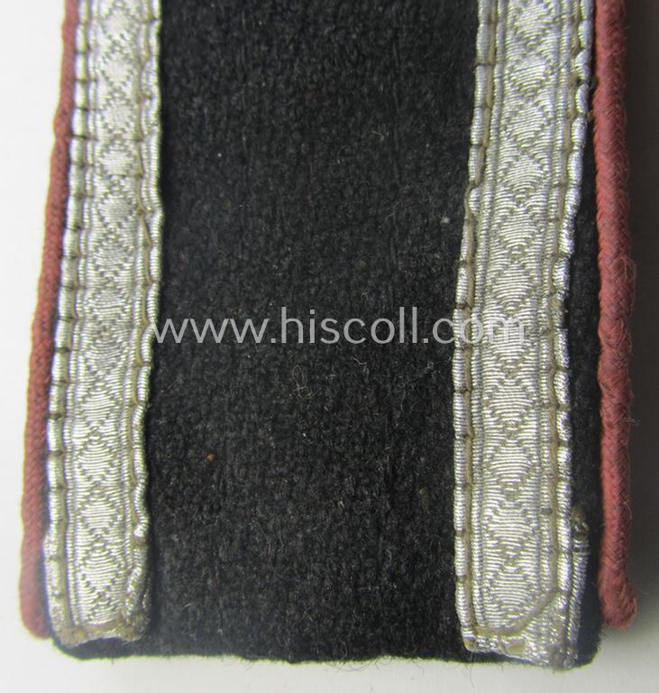 Single, WH (Heeres) later-war period- (ie. 'simplified'- ie. 'M44'-pattern-) NCO-type shoulderstrap (as was specifically intended to be used on the black-coloured, 'wrap-around'-styled Panzer-tunics: 'Uffz. der Panzer-Trpn.'