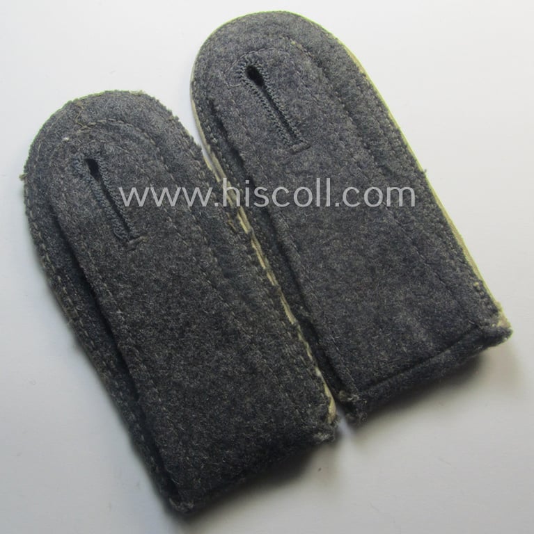 Superb pair of WH (Luftwaffe) white-piped, so-called: 'Hermann Göring'-division, NCO-type shoulderstraps: 'Unteroffizier u. Mitglied der Hermann Göring Division'