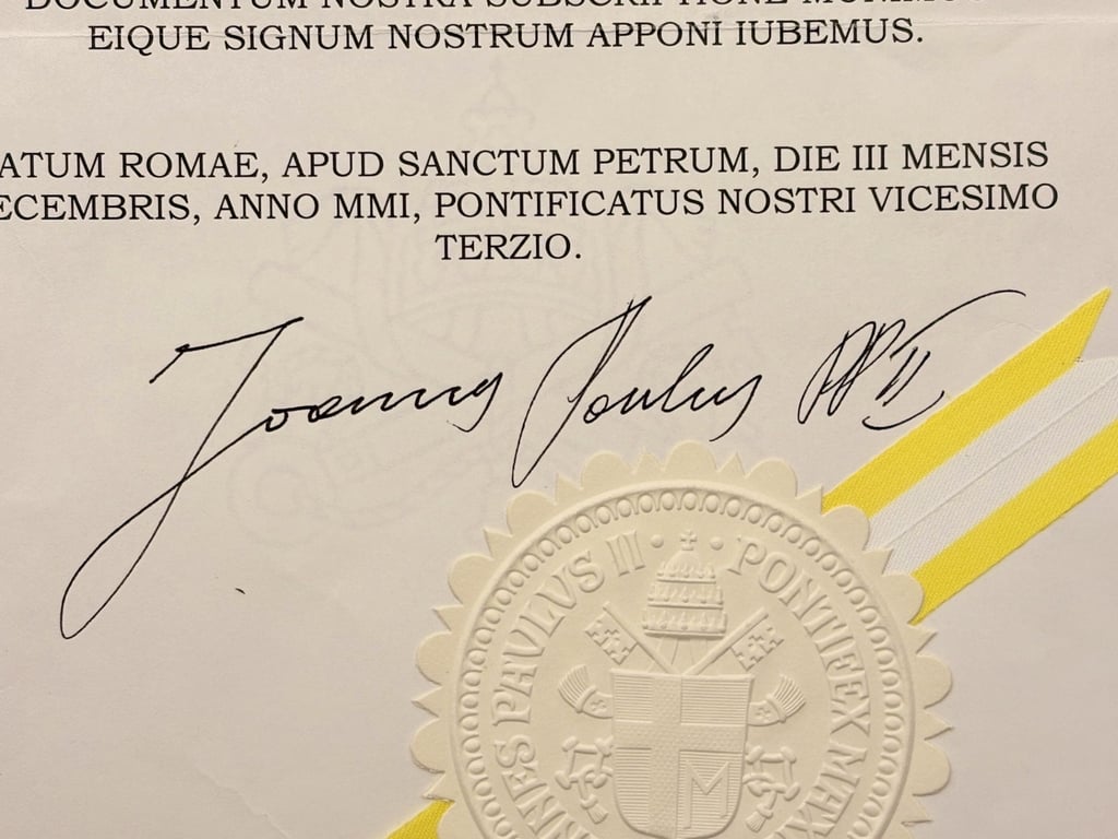 MAGNIFICENT AUTHENTIC SAINT POPE JOHN PAUL II HAND SIGNED VATICAN DOCUMENT.