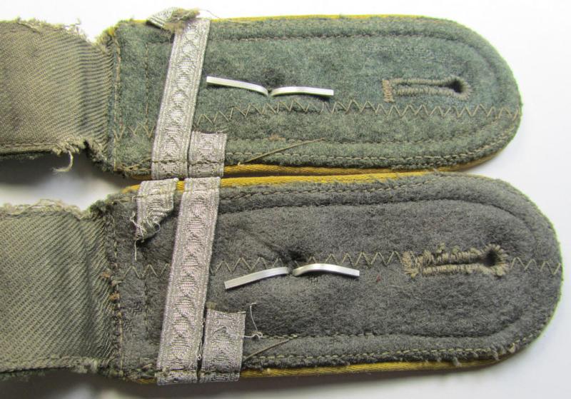 Fully matching - and scarcely seen! - pair of WH (Heeres) NCO-type (ie. 'M40-/M43'-pattern) shoulderstraps as was intended for usage by a: 'Feldwebel u. Offiziers-Anwärter eines Heeres Nachrichten-Abteilungs'