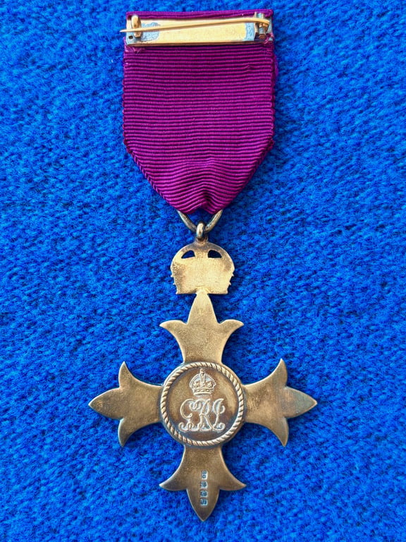 AUTHENTIC BRITISH WWI 1917 CASED OBE STERLING SILVER SET MEDAL WITH MINIATURE.