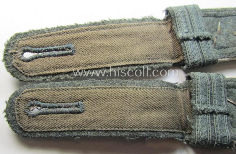Superb - fully matching and actually truly scarcely seen! - pair of WH (Heeres) NCO-type (ie. 'M40- o. M43'-pattern) shoulderstraps as was intended for usage by a: 'Feldwebel u. Offiziers-Anwärter einer Infanterie Lehr-Bataillons o. Regiments'