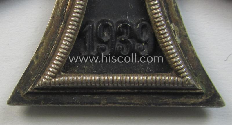 'Eisernes Kreuz 2. Klasse' (or: iron cross 2nd class) being a 'variant'- and/or non-maker-marked specimen as was executed in the desirable - and scarcely found! - so-called: 'runder Drei'- (ie. rounded-three-) pattern