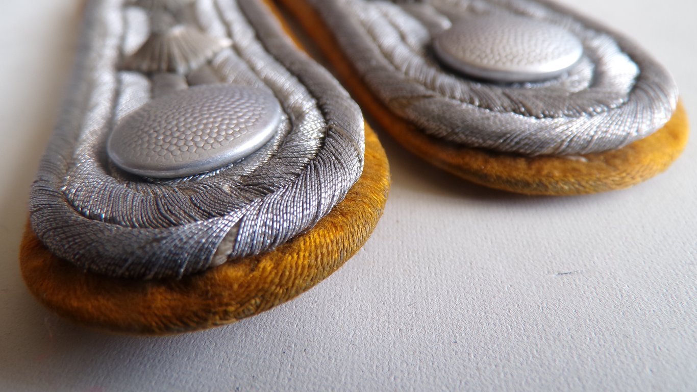 Shoulderboard for a cavalry / rec. Hauptmann