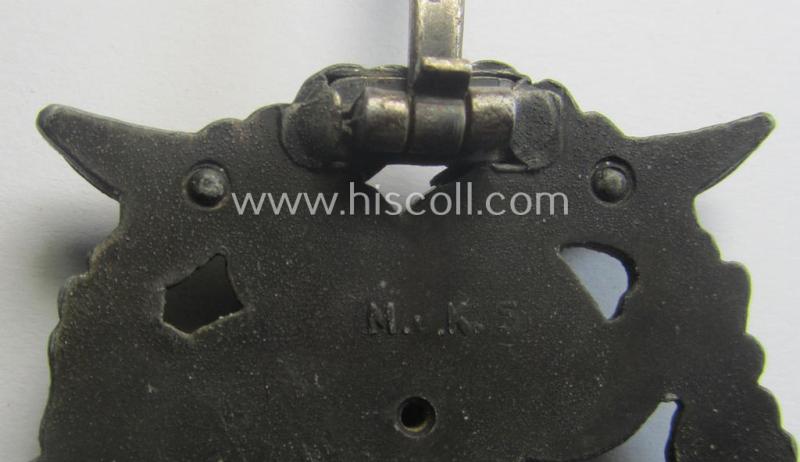 Luxuriously-styled, WH (LW) 'Erdkampfabzeichen' being a clearly maker- (ie. 'M.K. 5'-) marked by: 'Metall- u. Kunststoff'