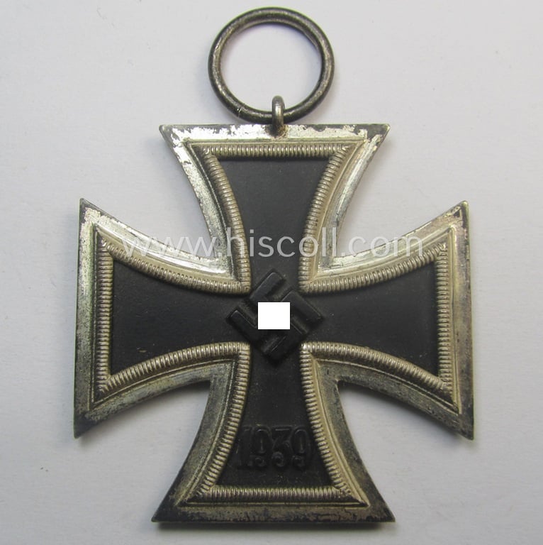 'EK II. Klasse' being a maker- (ie. '13'-) marked example that comes together with its original- and never-mounted ribbon (ie. 'Bandabschnitt') as was produced by the maker (ie. 'Hersteller'): 'Gustav Brehmer'