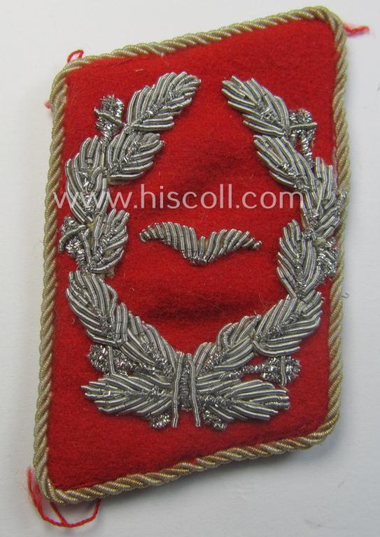Attractive - just minimally used and/or fully matching! - pair of hand-embroidered WH (Luftwaffe) officers'-type collar-patches as executed in bright-red-coloured wool as was intended for usage by a: 'Major der Flak-Artillerie-Truppen'