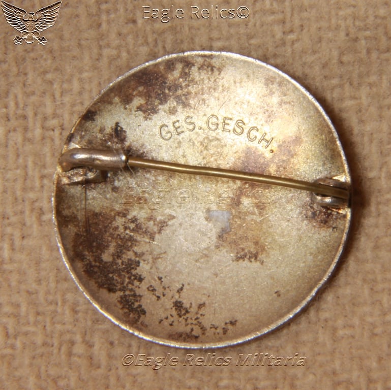 German Red Cross service brooch for helper - "Deutsches Rotes Kreuz Helferin",