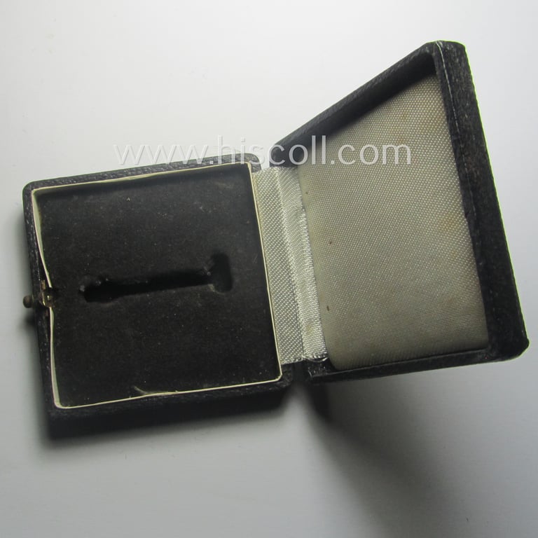 Attractive - albeit empty! - luxuriously-styled etui as was specifically intended to store an: 'Eisernes Kreuz 1. Klasse' (or: Iron Cross 1st class) that comes in an overall nicely preserved condition