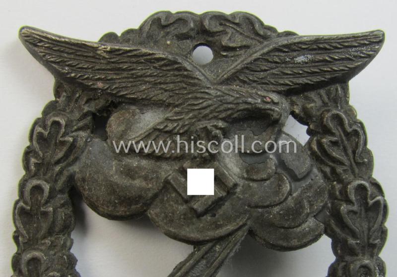 Attractive - and just moderately used! - later-war-period, zinc- (ie. 'Feinzink'-) based version of a WH (Luftwaffe) 'Erdkampfabzeichen' being a (typical) non-maker-marked example by the Austrian-based: 'Arno Wallpach'-company