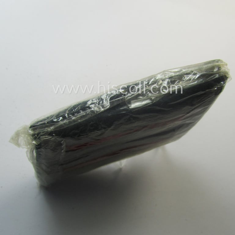 Never used - ie. still 'virtually mint ie. unissued'! - pair of WH (Heeres) officers-collar-patches (ie. 'Kragenspiegel') for an: 'Offiz. der (Sturm)Artillerie-Trpn.' that came packed in its period  'Cellophan'-pouch