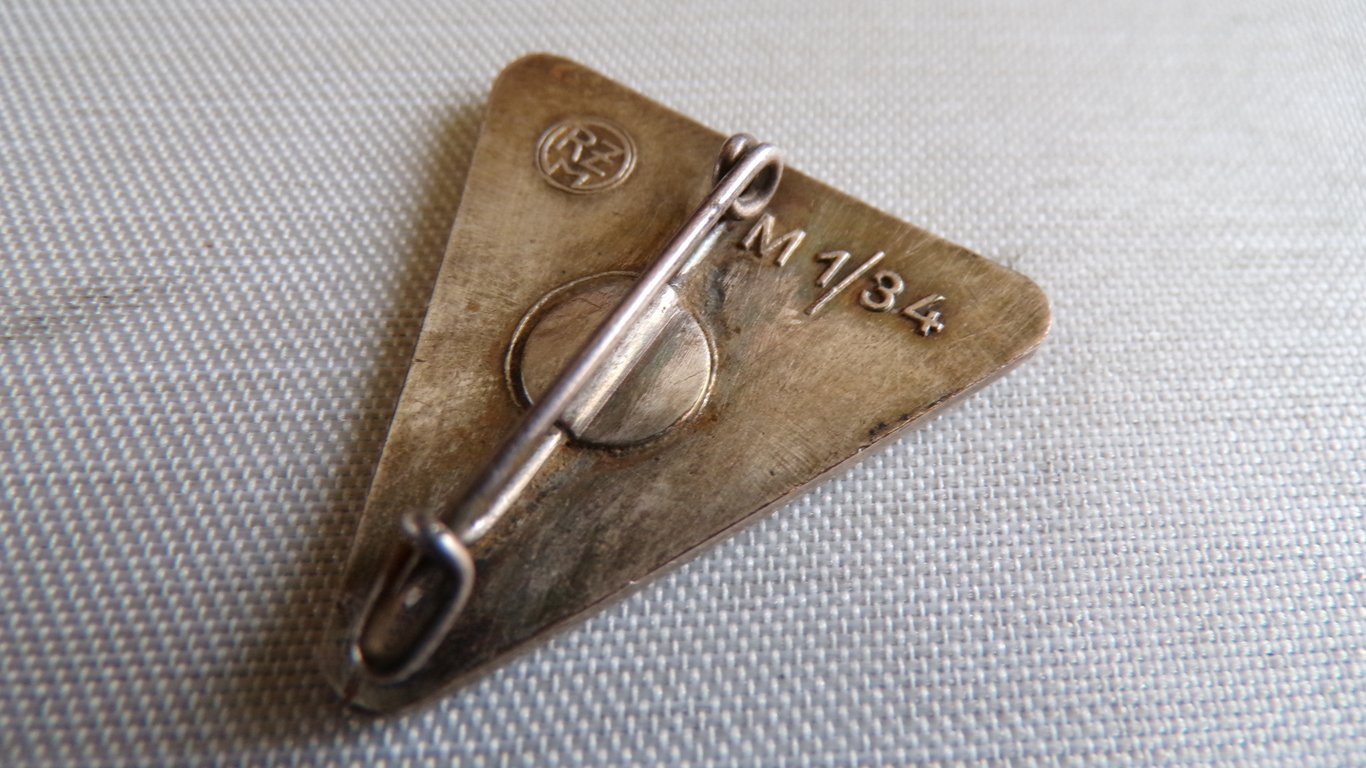 Deutsches Frauenwerk Badge – RZM M1/34